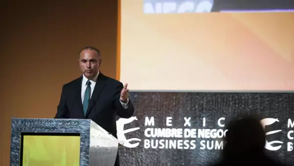 El gobernador de Querétaro también dirigió unas palabras al público asistente a la cumbre, un acto exclusivo al que se asiste sólo por invitación.