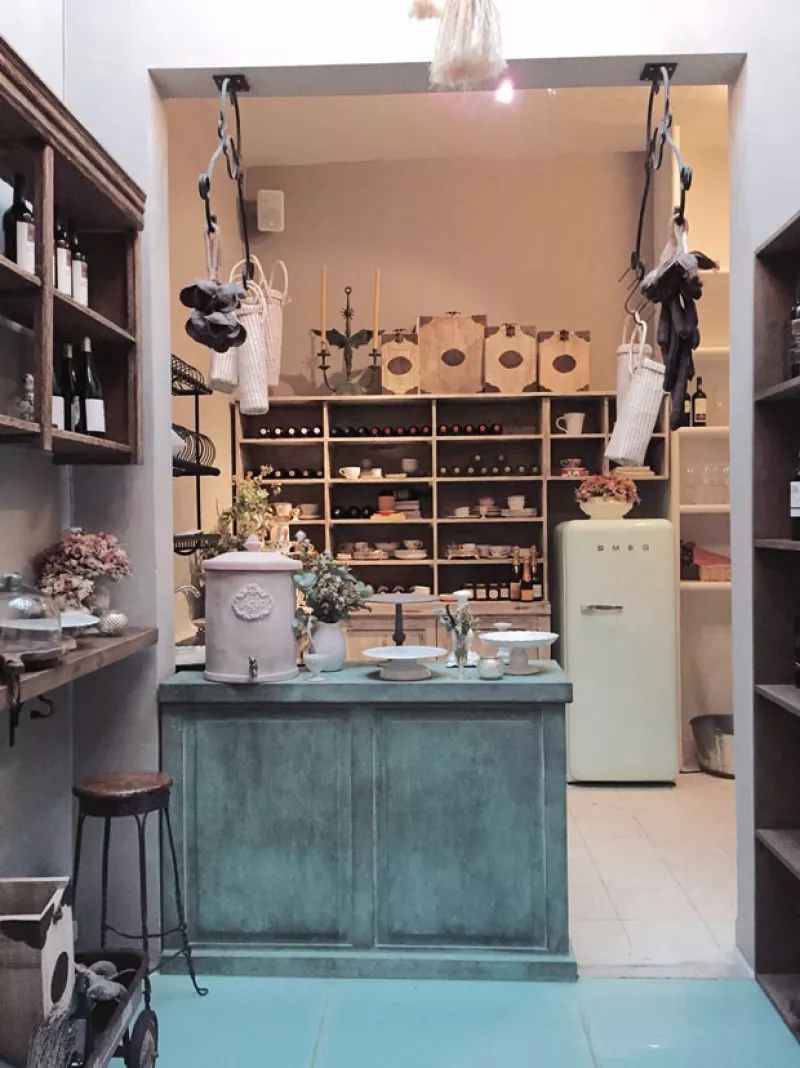 Desde agosto del año pasado Deborah Salmón abrió las puertas de Roma Quince, ofreciendo una nueva `concept store´ en la Colonia Roma, brindando productos provenientes de San Miguel de Allende.