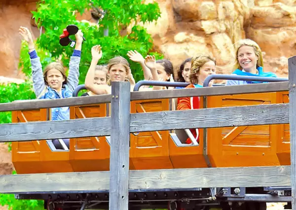 Apple [primera de izquierda a derecha] se veía muy feliz, rodeada de sus amigos, su hermano y sus famosos papás.