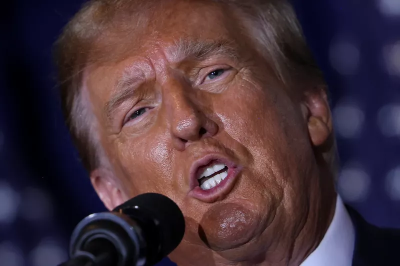 El candidato presidencial republicano y expresidente estadounidense Donald Trump habla durante su fiesta de vigilancia nocturna de las elecciones primarias presidenciales de New Hampshire, en Nashua, New Hampshire, EE.UU., el 23 de enero de 2024.