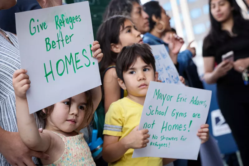 La gente protesta contra el uso de gimnasios de escuelas públicas que se utilizan para alojar a migrantes que buscan asilo, en Brooklyn, Nueva York, Estados Unidos, el 16 de mayo de 2023.