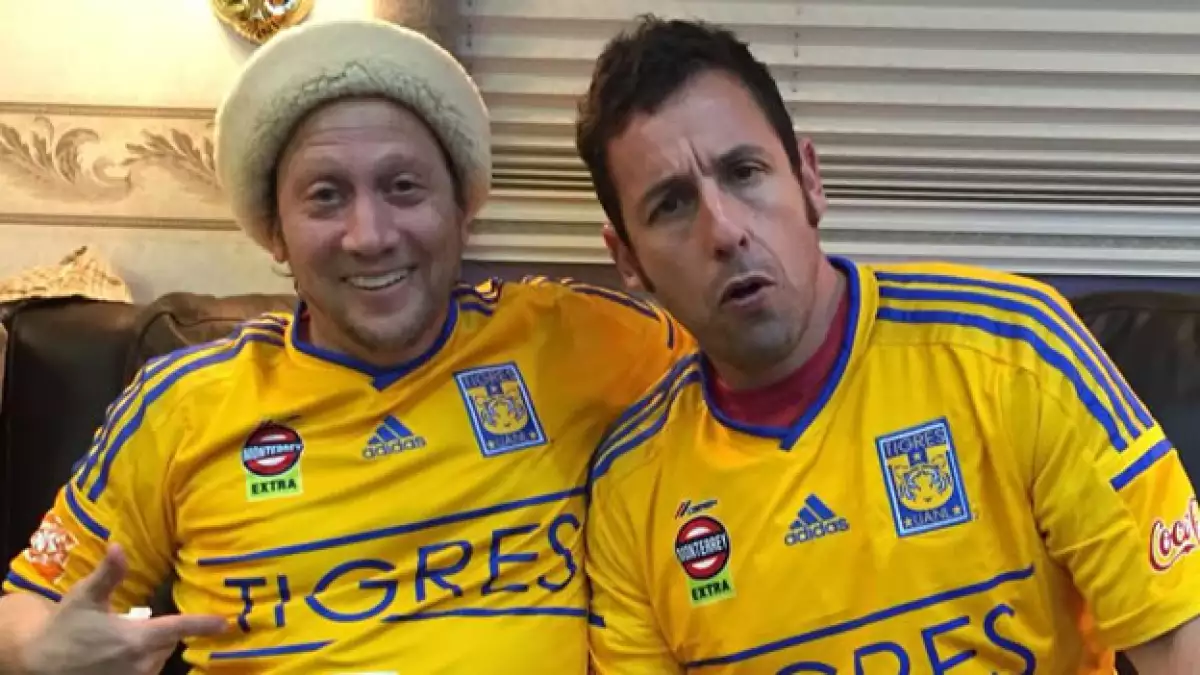 Los actores compartieron una fotografía en Twitter portando la camiseta del equipo de futbol de Nuevo León.