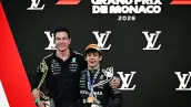 El piloto italiano del ganador de Mercedes, Kimi Antonelli (R), celebra con el director del equipo austriaco de Mercedes y CEO, Toto Wolff, quien ganó el trofeo del constructor, en el podio después de competir en el Gran Premio de Fórmula 1 de Mónaco en el circuito callejero de Mónaco en Mónaco, antes del, el 7 de junio de 2026.