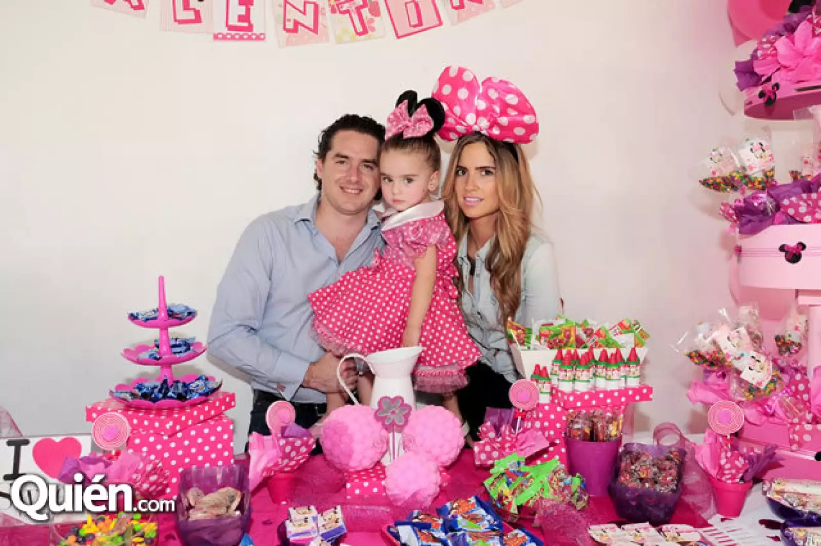 Checo y Valentina Barrera con Ana Paola Luque