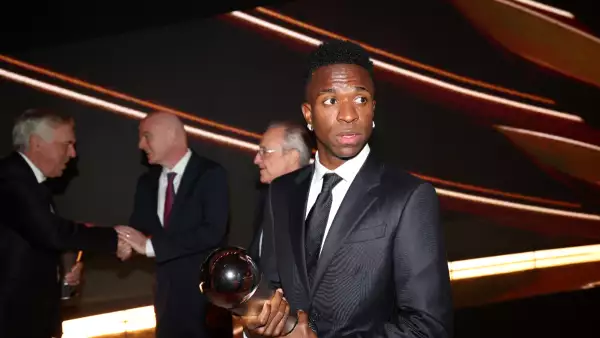 Foto de Vinicius Jr con el trofeo del premio The Best FIFA 2024 entre las manos