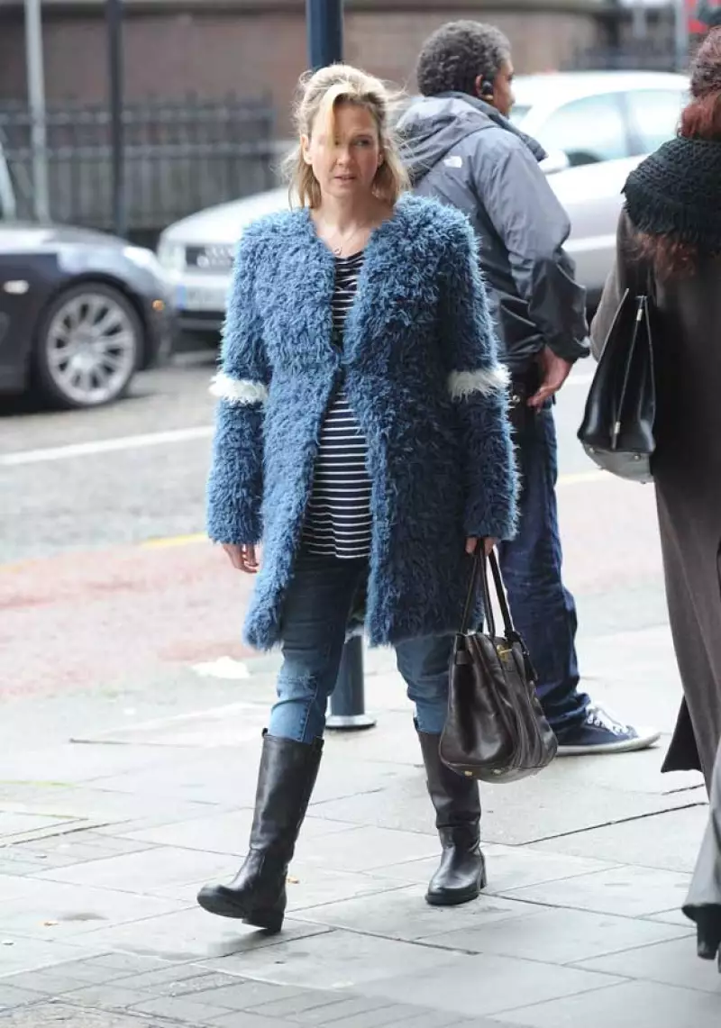 A unos días de que Universal Studio UK publicara una foto inédita de Renée Zellweger interpretando a su memorable personaje, aparecen las primeras fotos de cómo se verá en su papel de mamá.