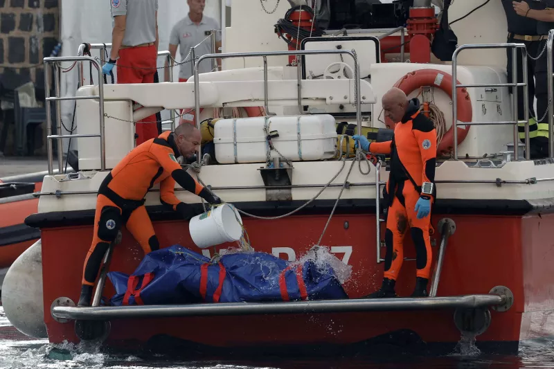 El personal de rescate vierte agua sobre una bolsa para cadáveres que contiene el cadáver del empresario británico Mike Lynch, quien murió cuando un yate propiedad de su familia se hundió en la costa de Porticello, cerca de la ciudad siciliana de Palermo, Italia, el 22 de agosto de 2024.