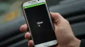 Pantalla de un teléfono abriendo la aplicación de Uber.