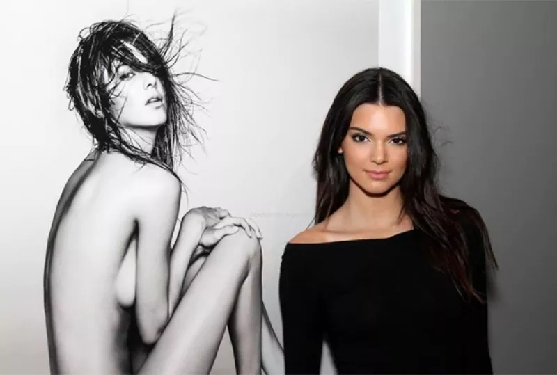 Los rumores de que la hermana de las Kardashian podría participar en el desfile anual de Victoria´s Secret se hacen más fuertes ahora que la modelo apareció en el libro Angels de la marca.