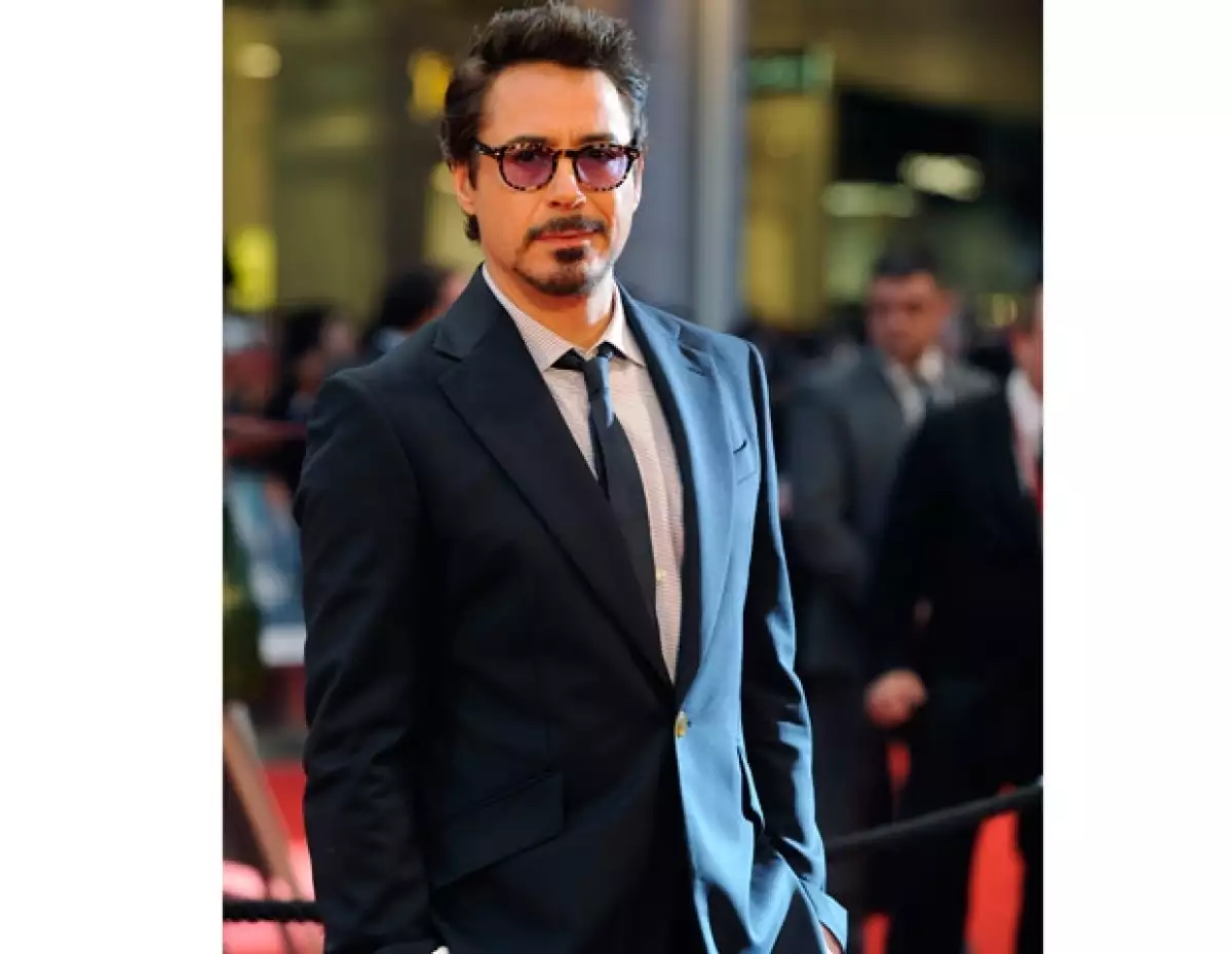 A pesar del peligro de declive que tuvo su carrera se mantiene haciendo películas constantemente y eso se debe a su talento pero también a que es un actor sexy y guapo.