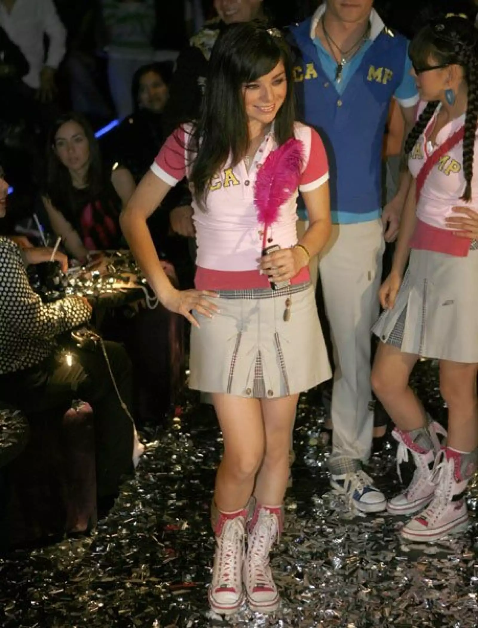 Uno de los accesorios más popular entre los seguidores de la telenovela, está la pluma de Antonella, interpretada por Violeta Isfel.