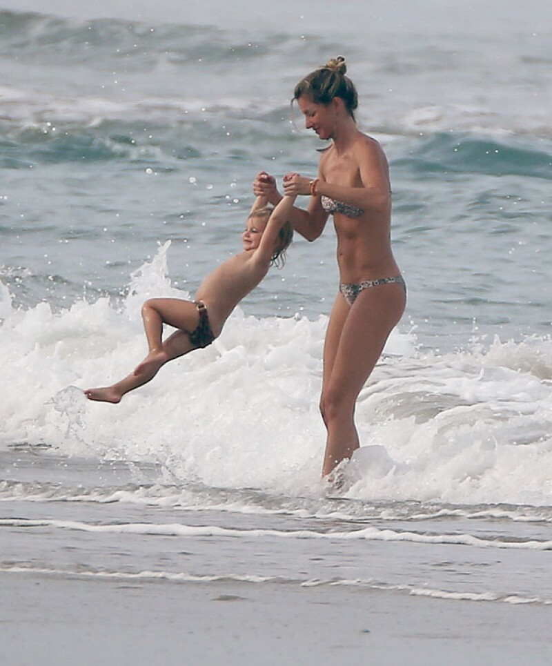 La brasileña estuvo en todo momento pendiente de su hija y se divirtió con ella en el mar.