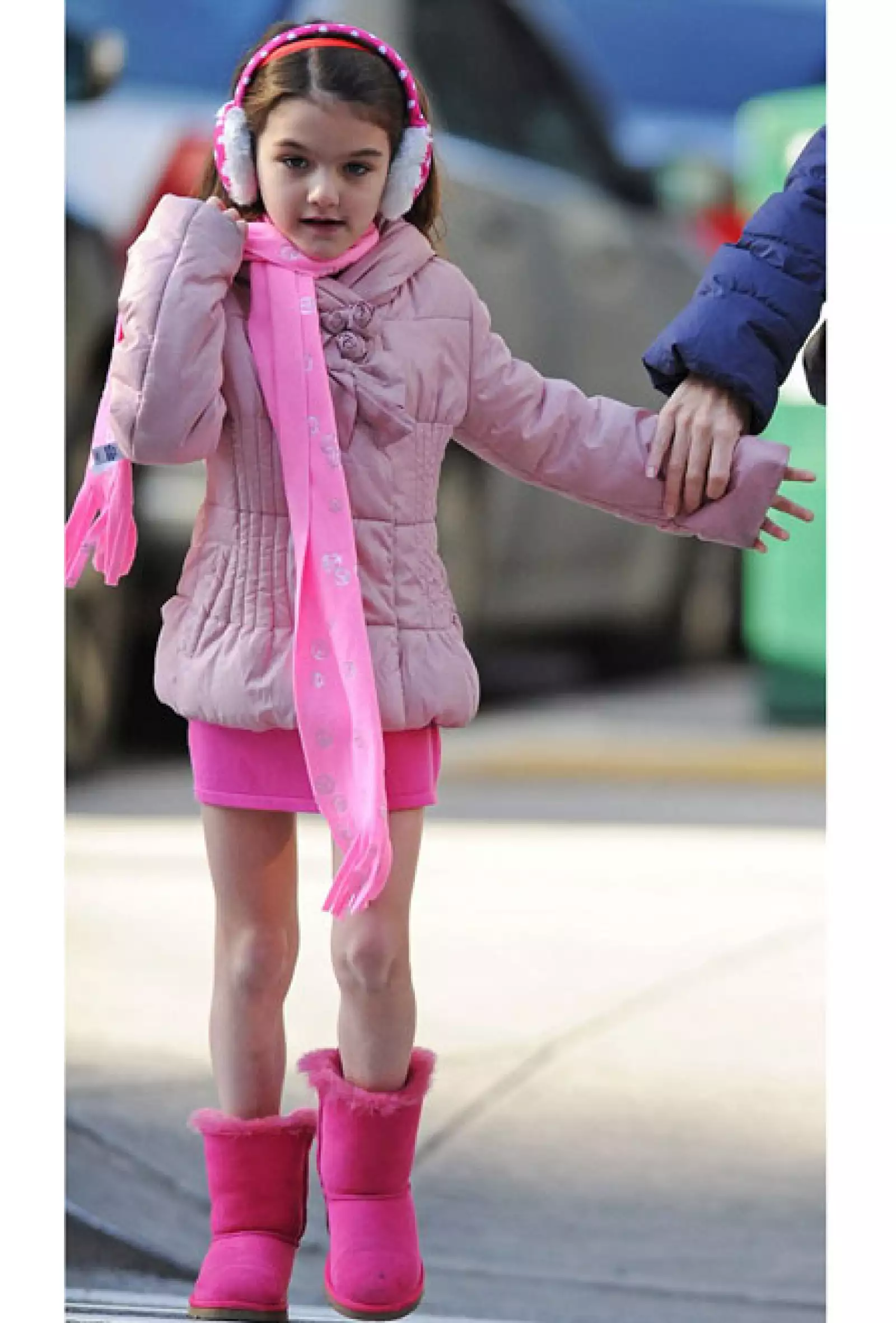 Se podría decir que la vida de Suri es perfecta: padres famosos, la consentida de su familia, le cumplen sus caprichos, es de las niñas más paparazzeadas en el mundo y por qué no se viste en rosa de pies a cabeza para Navidad.