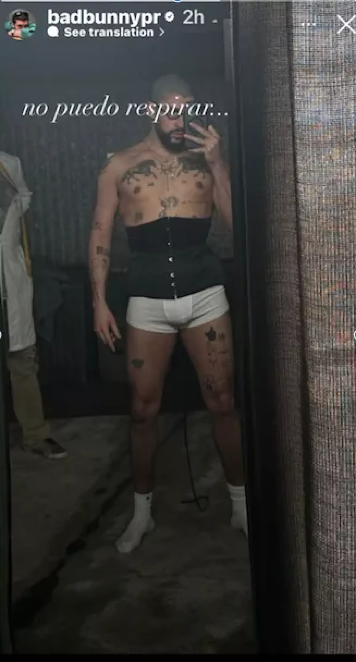 Bad Bunny se pone un corset y no puede respirar