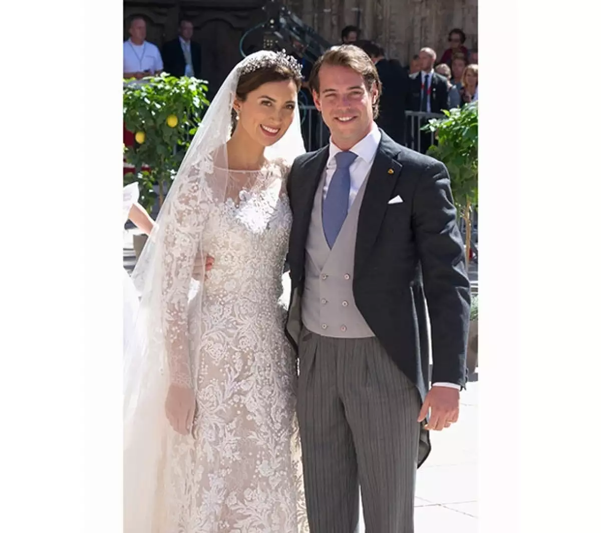 Los novios se veían muy felices. Salieron a saludar a sus invitados y al público testigo de la boda.