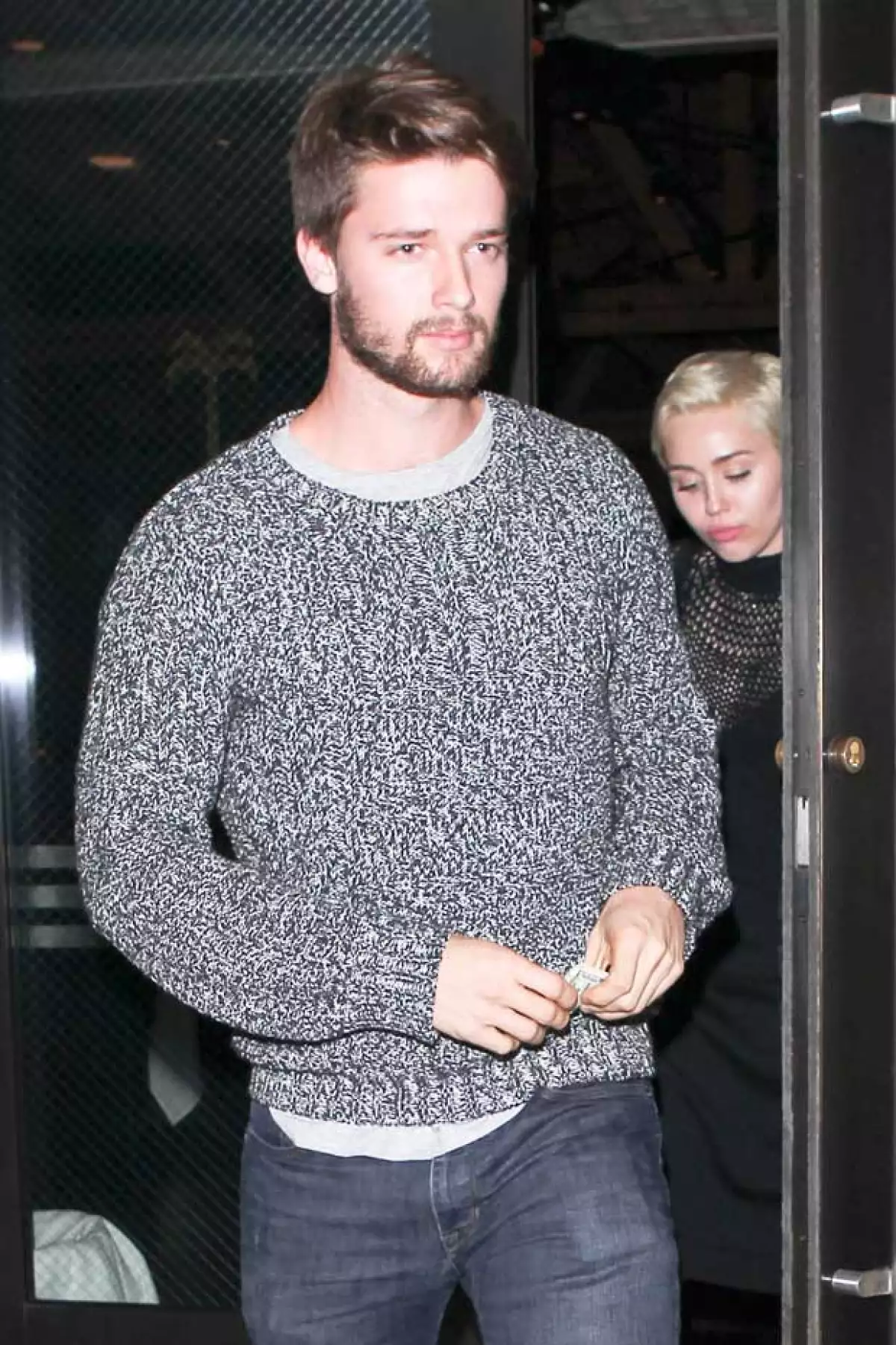 Patrick por otro lado, lucía bastante casual y relajado, aunque en el fondo sepa que su madre no está del todo de acuerdo con su relación con Miley.