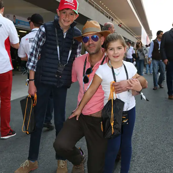 Iker y Maira Migoya con Pedro Albarrán