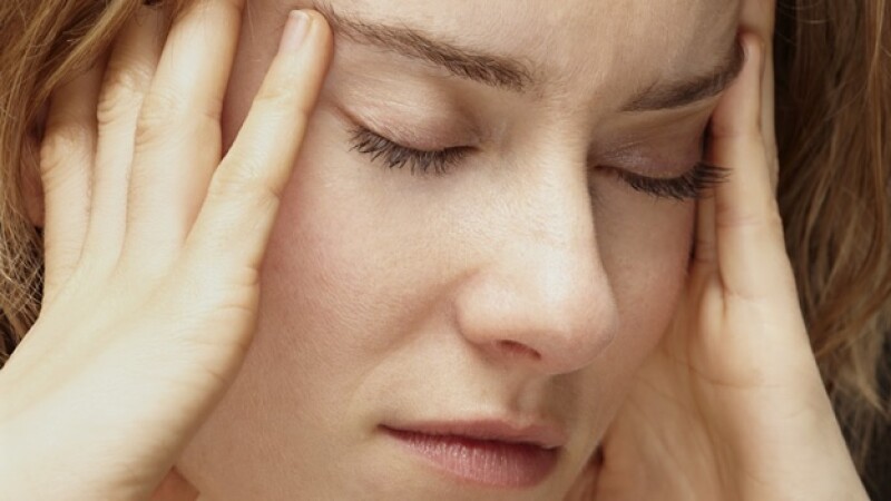 mujer con dolor de cabeza