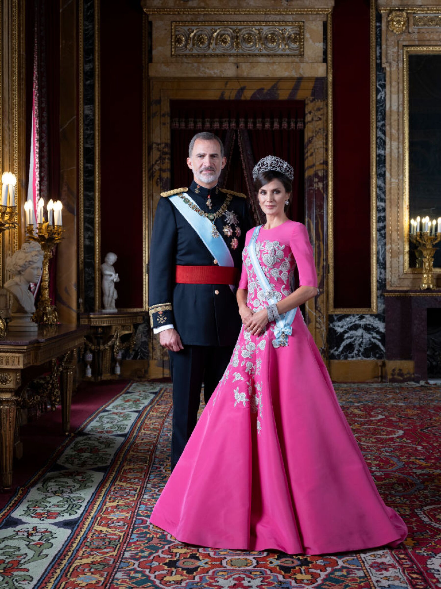 Sin anillo de bodas y de noche, así pasaron Letizia y ...