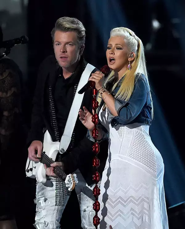 En la entrega de premios también lució su gran booty en un vestido blanco.