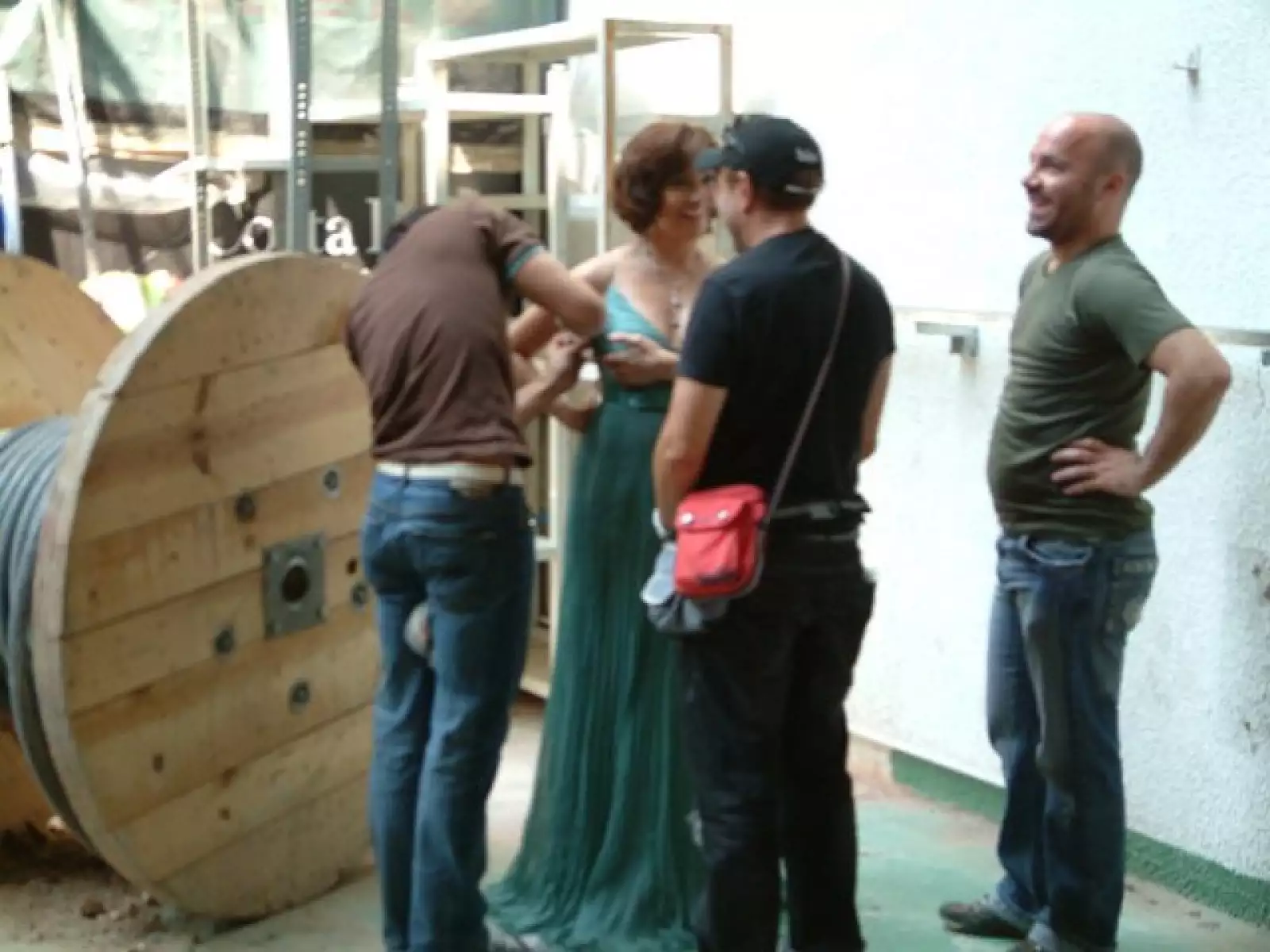 Ella cataloga su estilo como moderno y nos dijo que lo más importante antes de salir de casa es “Verte en el espejo y si algo salta, hay que quitarlo”.