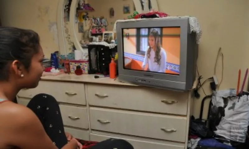 Comprar una televisión digital, un decodificador, una antena o un paquete de televisión de paga, la solución para no quedarse sin tele. (Foto: Notimex )