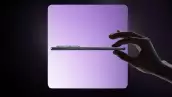 Foto del smartphone Inifnix Hot 50 Pro+ de perfil mostrando ser ultradelgado.