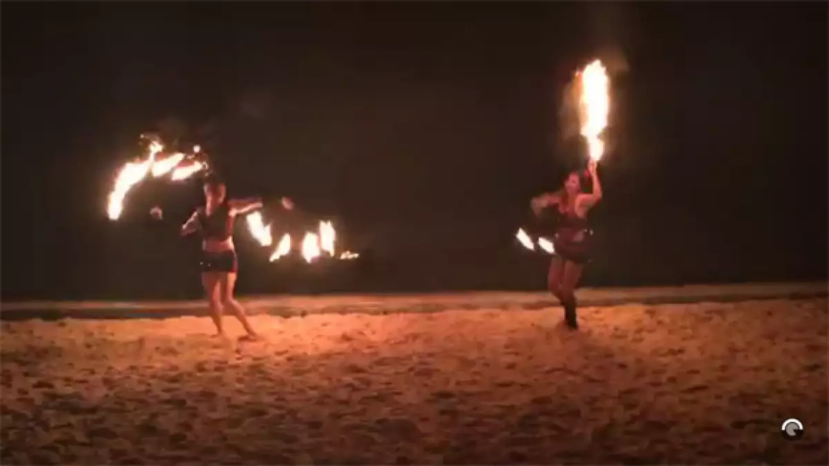El cantante compartió esta imagen de un show con bailarines que disfrutó en la playa.