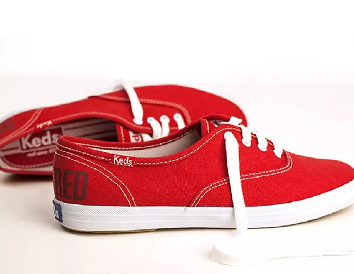 La cantante firmó un contrato por tres años, y su primer diseñó son unos tenis en color rojo para conmemorar el lanzamiento de su album `Red´.