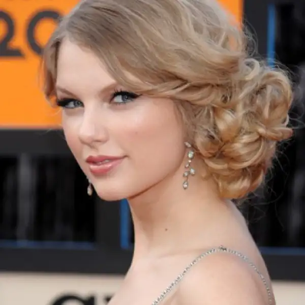 En el último lugar de estos 12 puestos está la cantante estadounidense de 19 años Taylor Swift, quien ha ganado 18 millones de dólares.