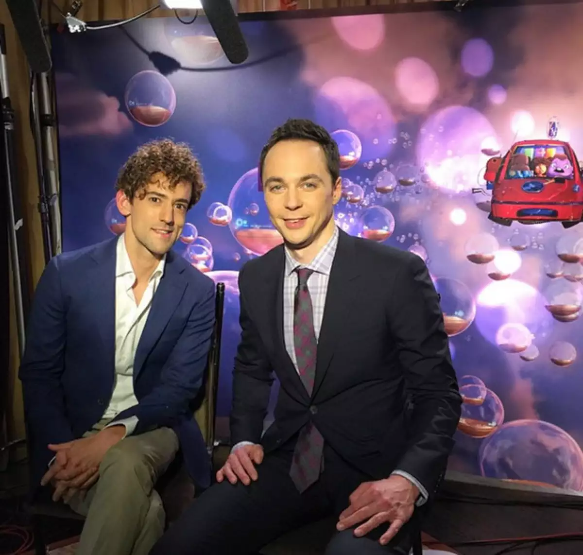 El mexicano también estuvo con el actor Jim Parsons, famoso por su participación en la serie "The Big Bang Theory".