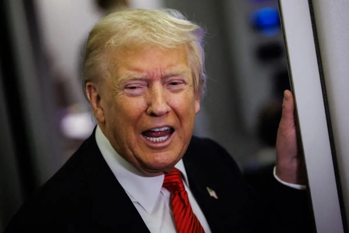 Estados Unidos El presidente Donald Trump habla con los reporteros a bordo del Air Force One de camino a la Casa Blanca el 2 de noviembre de 2025 después de desegar del Aeropuerto Internacional de Palm Beach en West Palm Beach, Florida. Trump pasó el fin de semana en su finca Mar-A-Lago en Palm Beach, Florida.