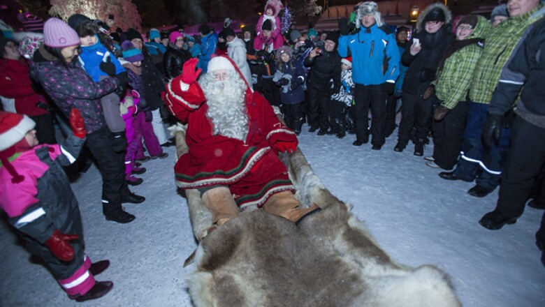 En Finlandia, Santa Clos se prepara para emprender el viaje por todo el mundo en su trineo.
