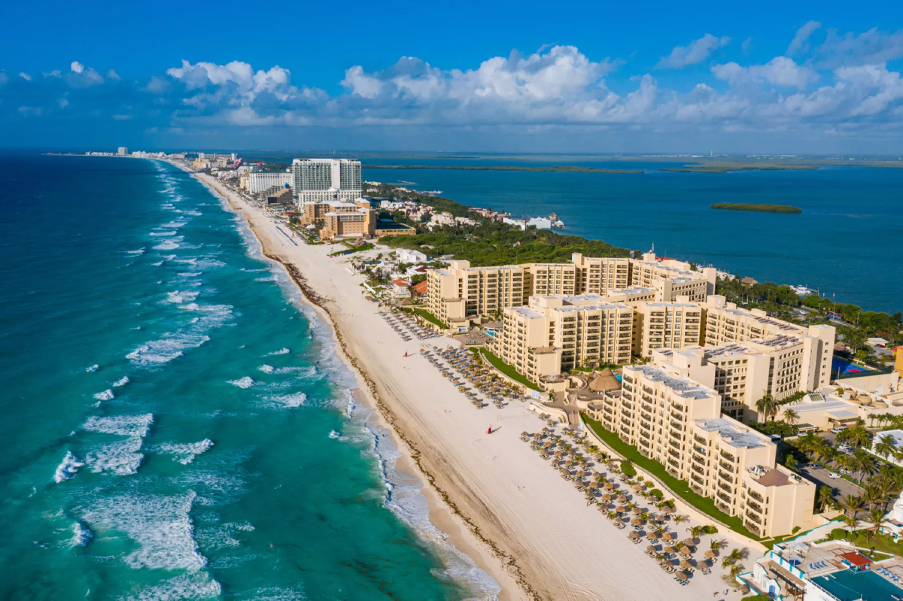 (Vista aérea de zona hotelera de Cancun)
