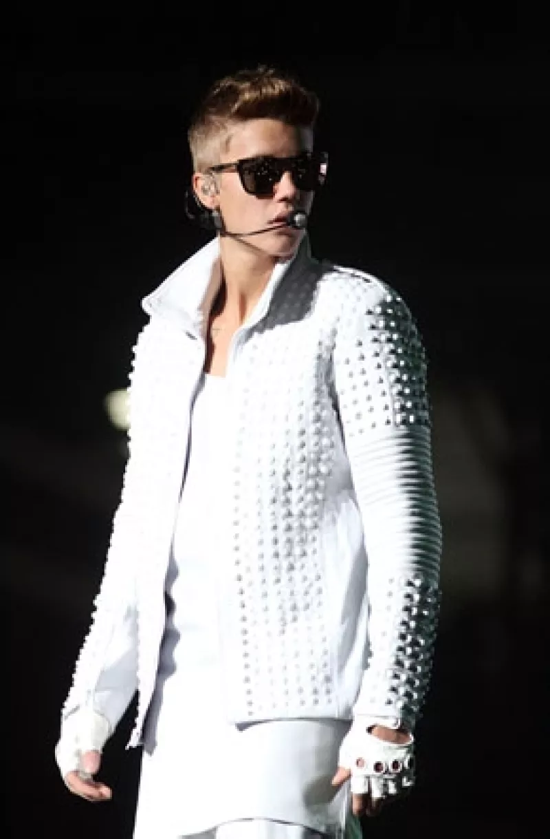 Una publicación del país dijo tener testimonios de un grupo de sexoservidoras que fueron contratadas por el canadiense y sus guardaespaldas la noche después de ofrecer un concierto en el país.