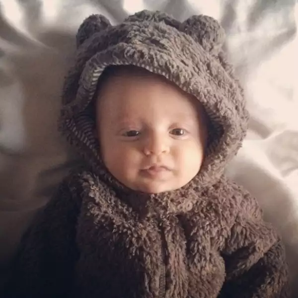 El encantador bebé sacó rasgos de sus dos guapos papás.