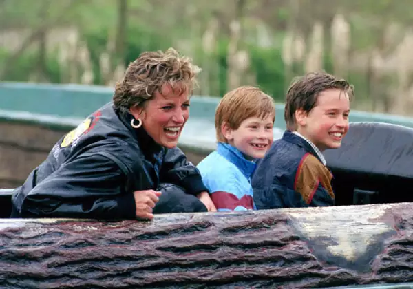 Personas cercanas a la Familia Real aseguran que Harry heredó el espíritu rebelde de su mamá.