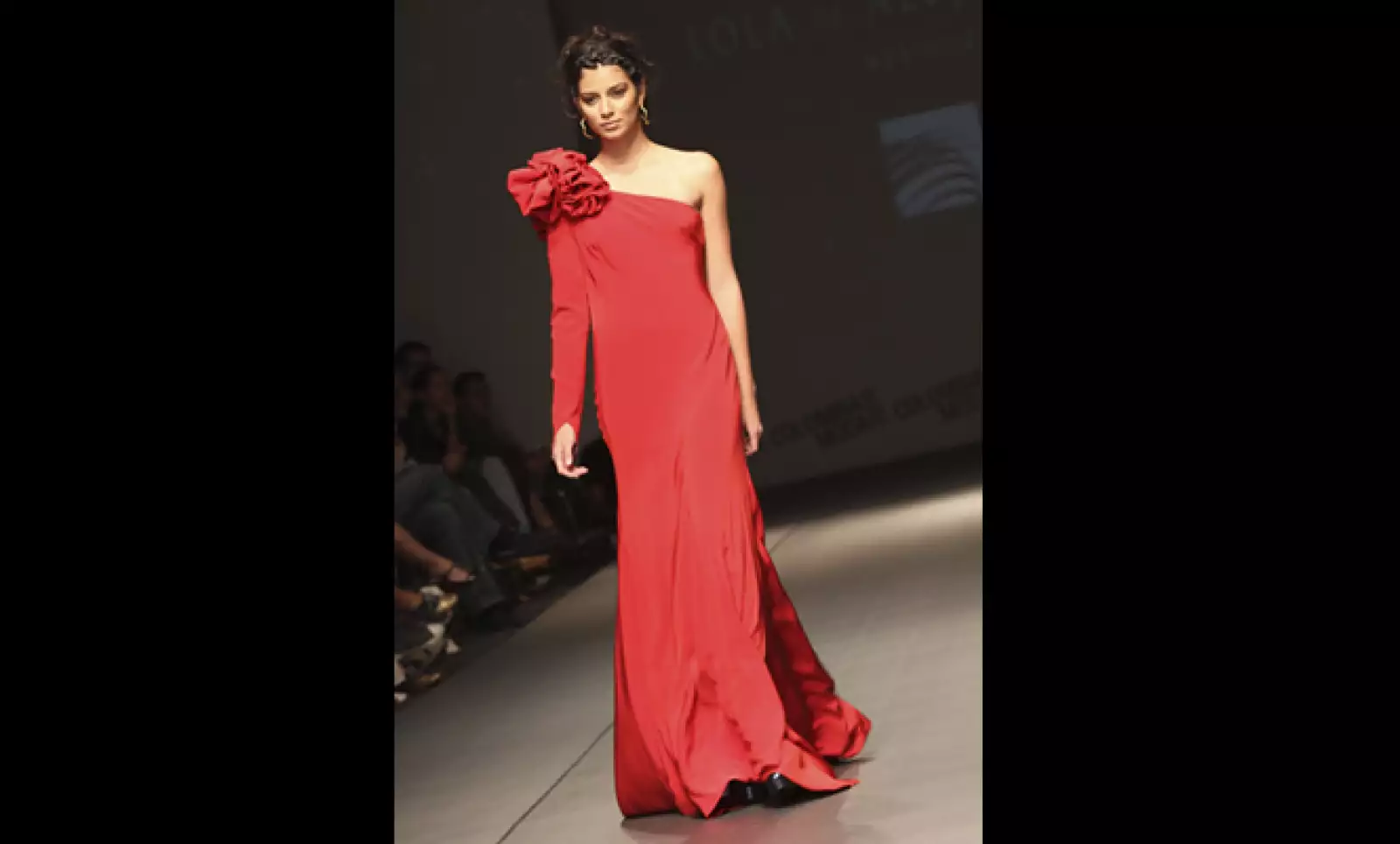 El diseñador mexicano Carlín presento una colección con vestidos largos y colores brillantes.