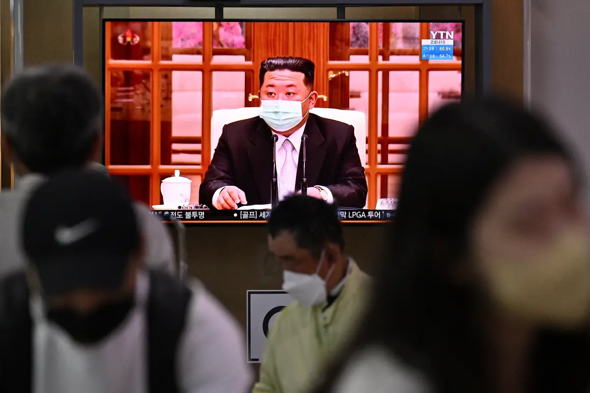 Kim, públicamente por primera vez con mascarilla según imágenes de la televisión estatal.