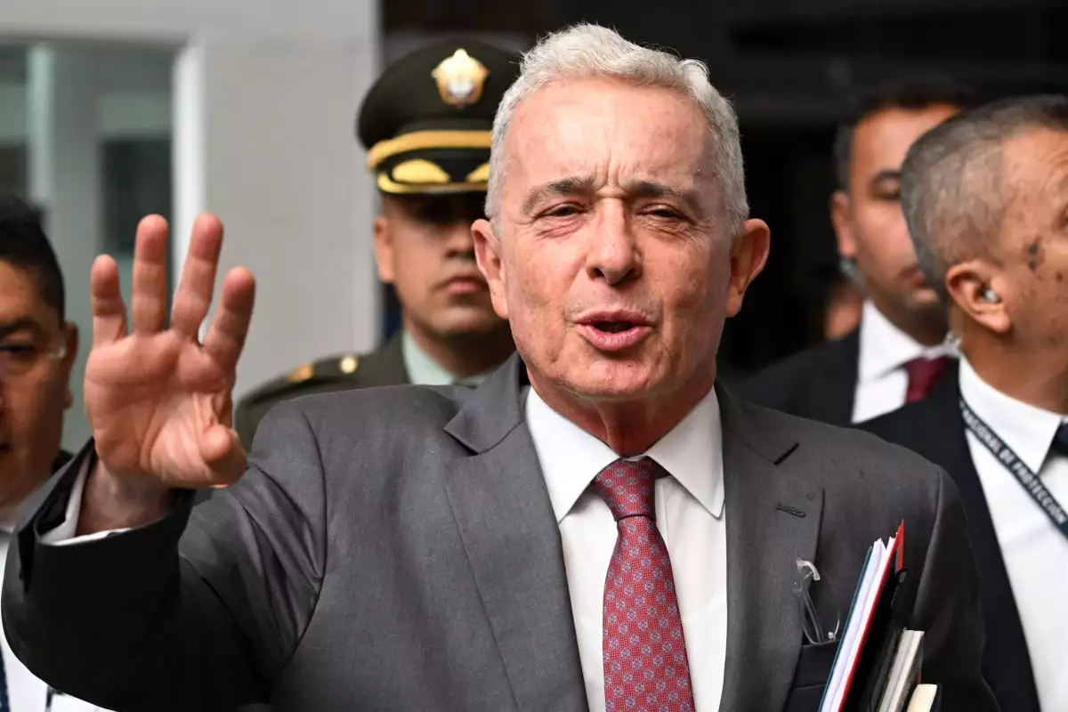 El expresidente colombiano Álvaro Uribe gesticula mientras habla a la prensa fuera de un complejo judicial al final de su juicio en Bogotá el 10 de febrero de 2025.
