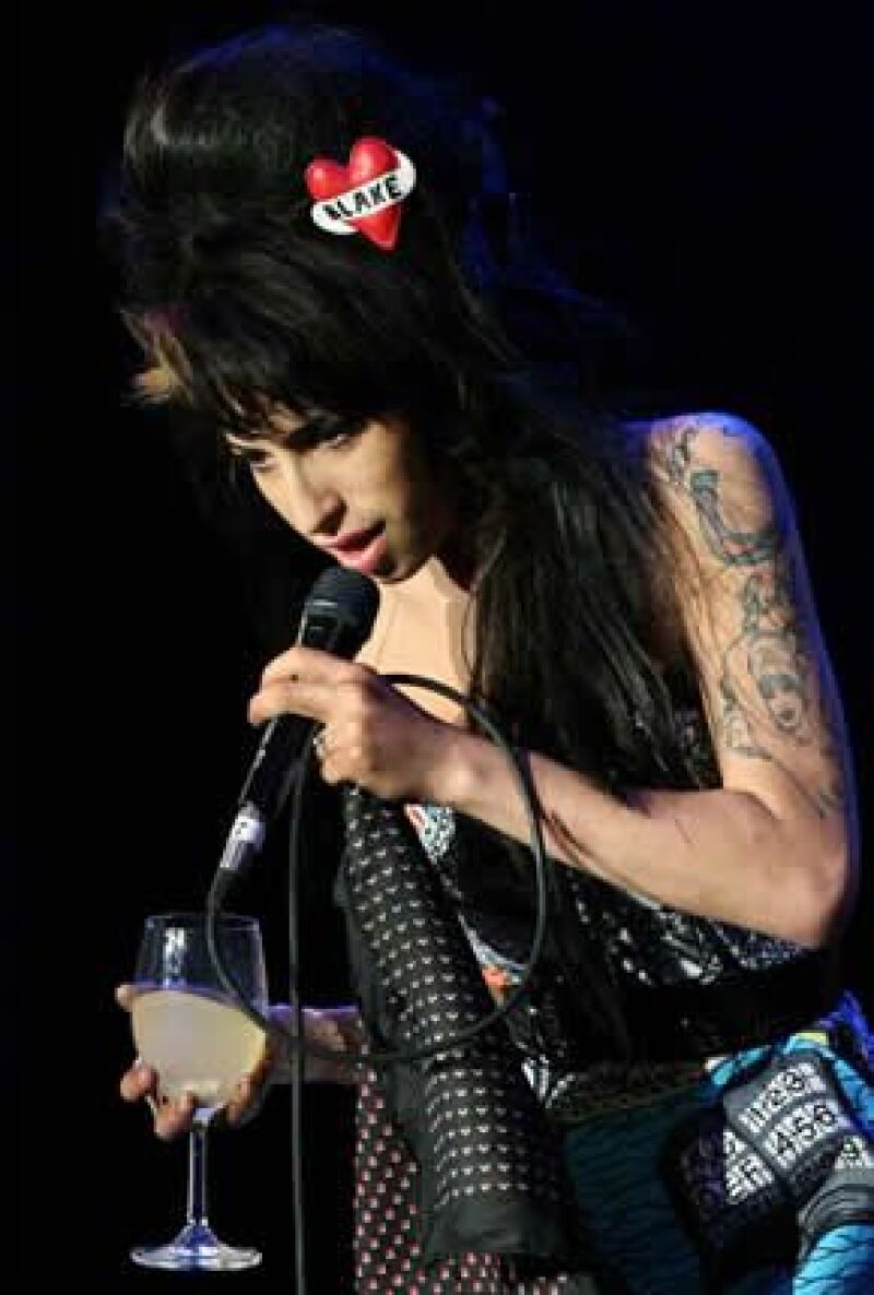 Los organizadores del evento musical en Reino Unido están preocupados por lo que pudiera hacer la cantante británica al demandar tal cantidad de alcohol para ella sola.