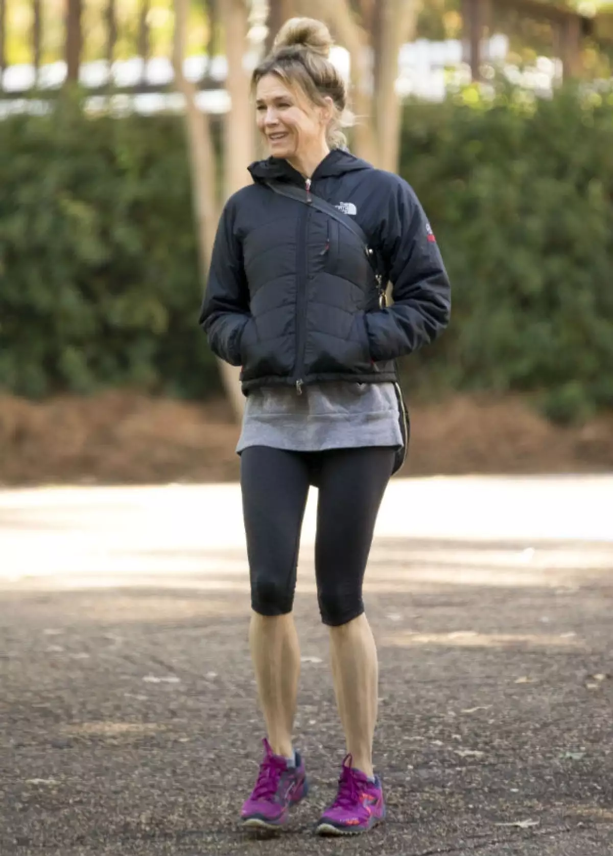 Tras su sorpresivo paso por una red carpet, la actriz fue captada nuevamente, ahora paseando con su novio en Mississippi, dejando ver su “nuevo rostro”, ahora sin maquillaje.