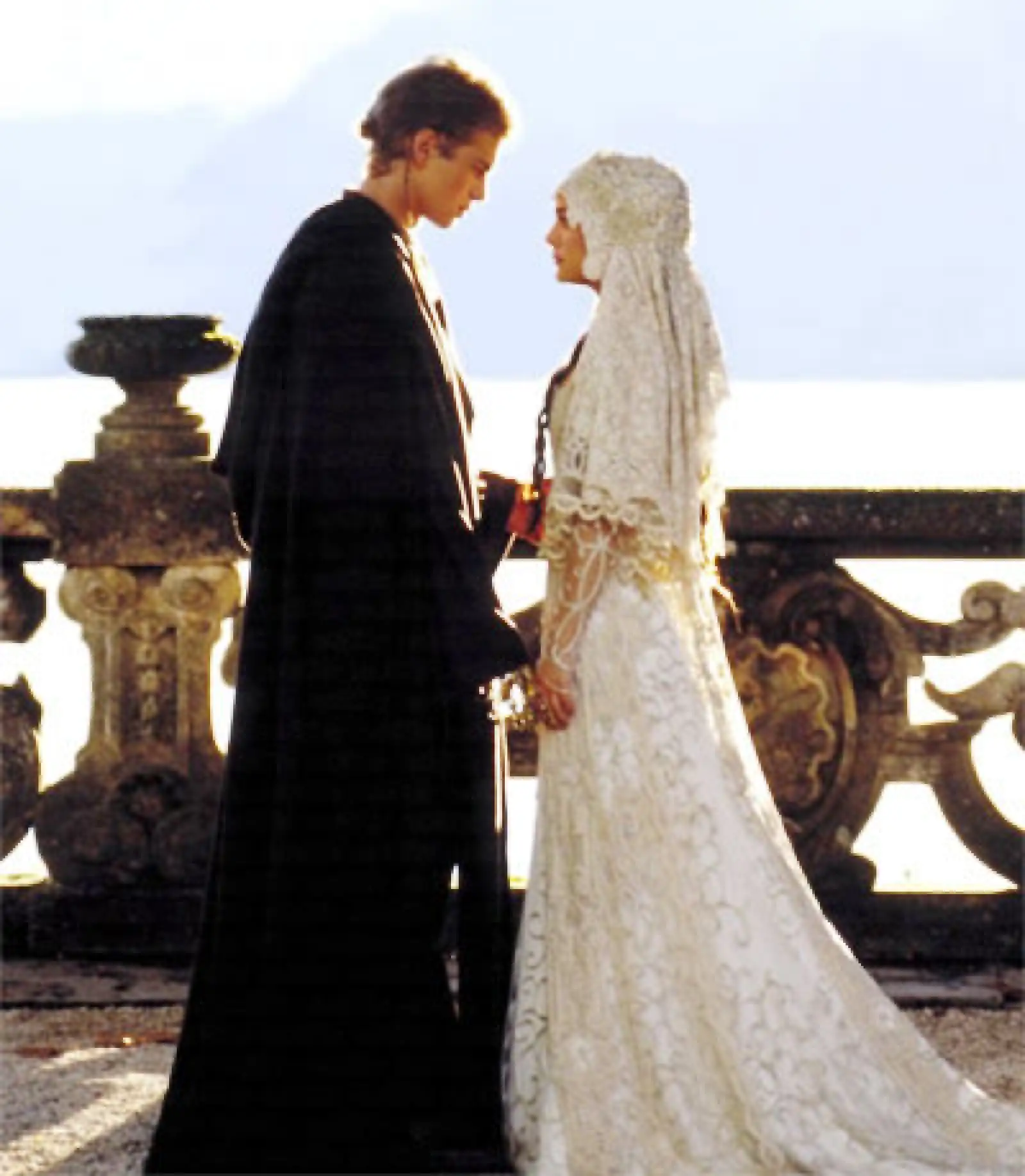 El vestido de novia de Padmé Amidala, interpretada por Natalie Portman, en Star Wars es una obra de arte.