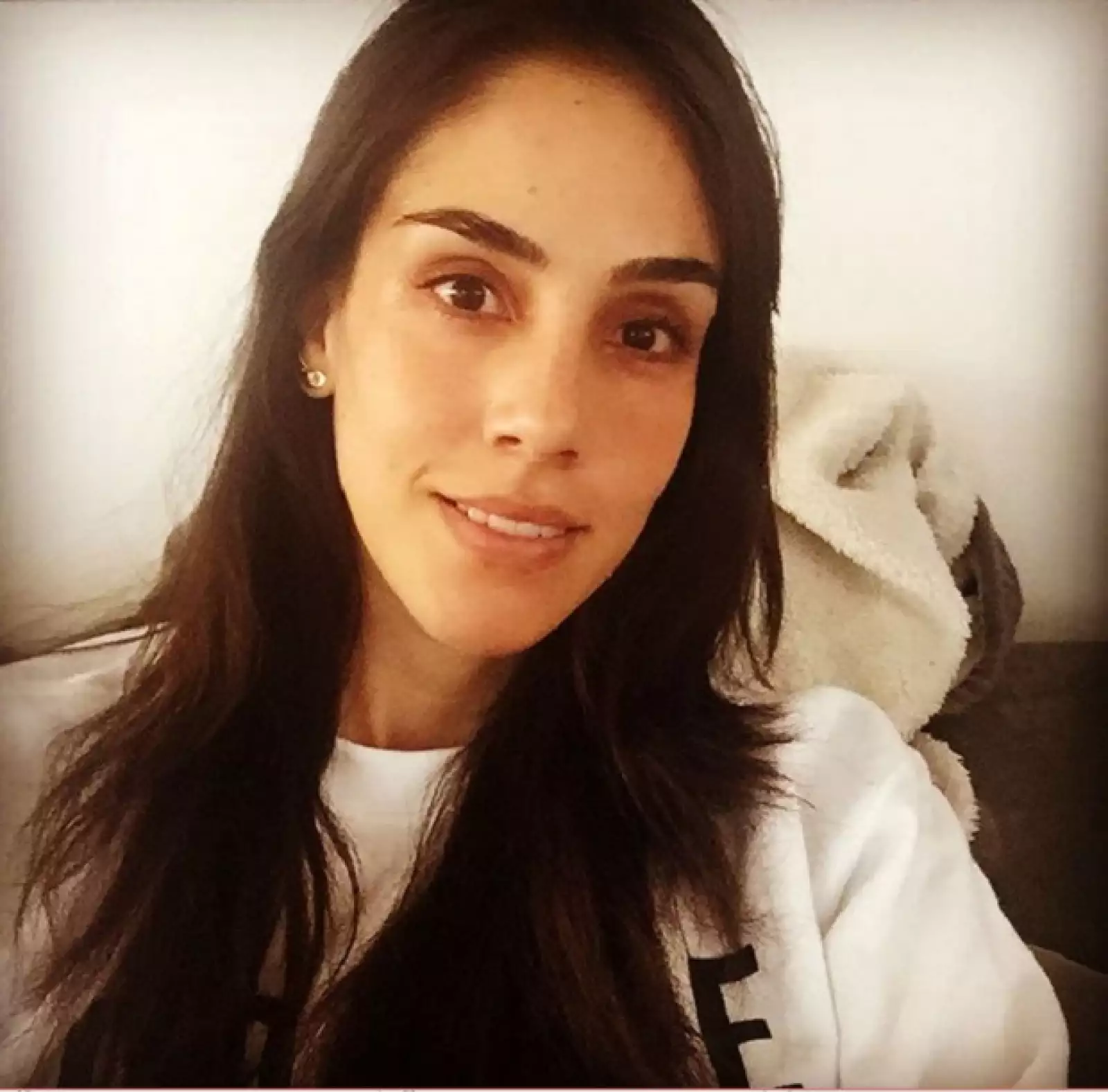 Sandra Echeverría compartió una foto en Instagram en la que, como pocas veces, se deja ver sin una gota de maquillaje: Después de algunos días con dermatitis ya estoy mejor. Por el momento no make up on. Nada de maquillaje para aliviarme al 100! pura hidratación, describió.