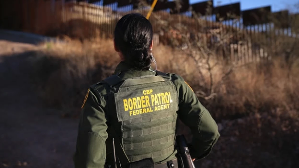 Una integrante de la Patrulla Fronteriza vigila la frontera de Estados Unidos con Nogales, Sonora