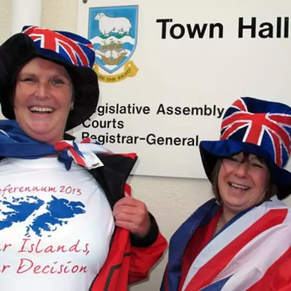 Malvinenses votan en referendo