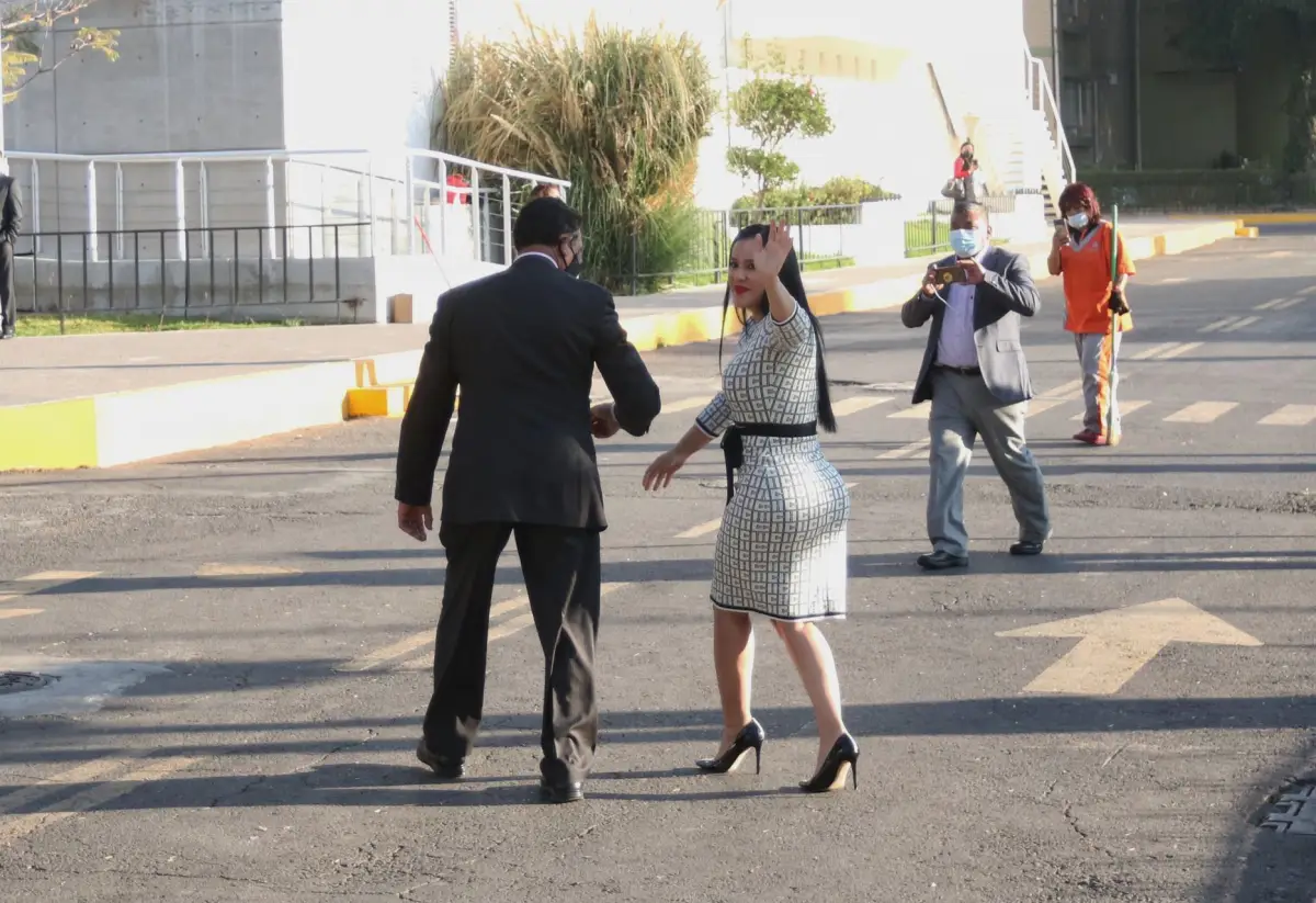 Sandra Cuevas vinculada a proceso (la alcaldesa de Cuauhtémoc acompañada de los alcaldes de UNA CDMX  y personas que iban a apoyarla entró a la audiencia en el reclusorio norte)