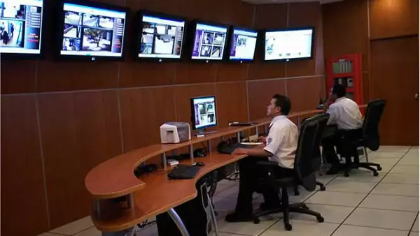 Las 298 cámaras de vigilancia son manipuladas desde un cuarto de control con, al menos, 4 personas por turno. En caso de una alarma, el sistema determina automáticamente qué hacer y a quién llamar.