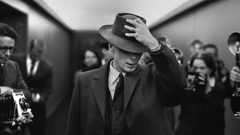 Fotograma en blanco y negro de la película Oppenheimer protagonizada por Cillian Murphy.