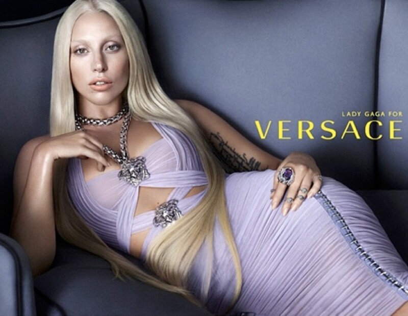 Lady Gaga deja a un lado la excentricidad para enfocarse en su nueva tarea como modelo.